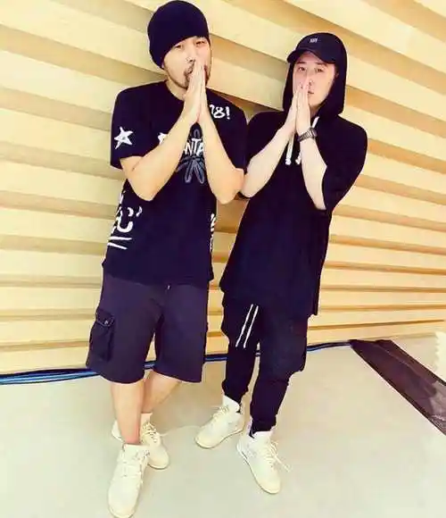 周杰伦祝福潘玮柏结婚 评论区发两个字惊呼