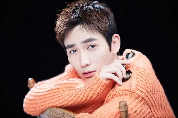 朱一龙橘色系写真 眼神杀尽显潮男魅力