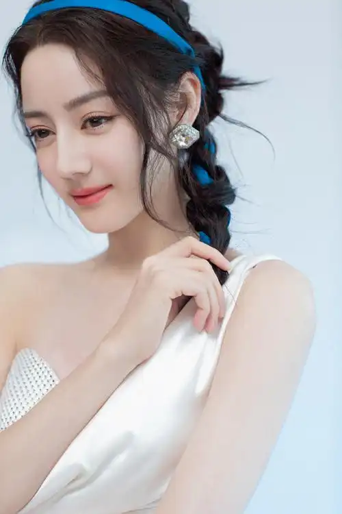 热巴身穿绸缎长裙秀香肩蓝丝带编发靓丽吸睛