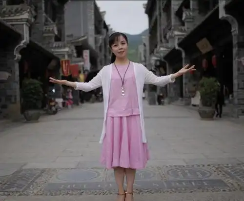 32岁王二妮生活近照,独具陕北风韵美得不像话,清新十足如少女