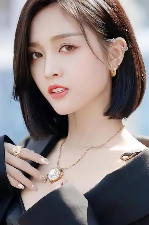 吴宣仪身穿黑色皮裙,清爽甜美,性感大方!