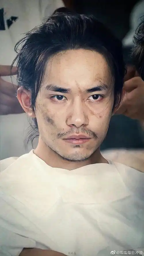 #易烊千玺晒满江红剧组照#