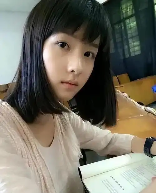 电影在路上之普通人校花陈都灵靠素颜证件照进娱乐圈