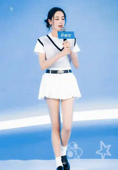 迪丽热巴今日活动图好美,穿百褶裙像女高中生,笑容好漂亮_玫瑰_女明星