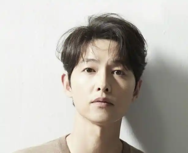 37岁宋仲基晒帅照庆祝儿童节,双手拿彩色气球,笑容灿烂像小孩子