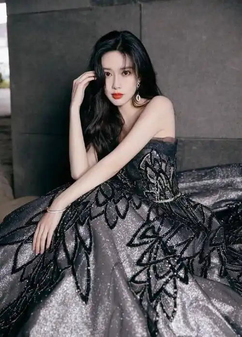 张天爱:身穿淡雅修身长裙,可盐可甜,像美人鱼一样,姐姐太美了.3.