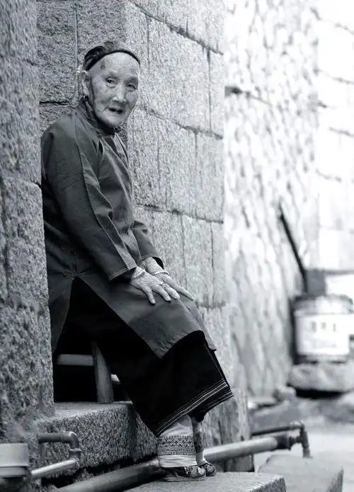 村里的小脚女人已都逐渐迈入耄耋之年,一年比一年少,小脚老人将一个个