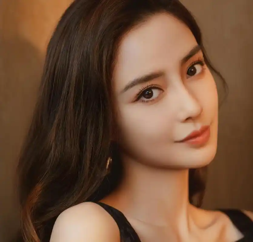 angelababy风波后剪掉长发,白色短发惊艳亮相,时尚界的一朵云彩