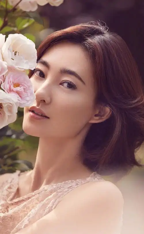 简介:王丽坤优雅浪漫写真图片,分享一组王丽坤图片给大家,图中的明星