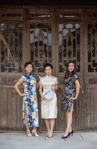 旗袍与古村落的美丽邂逅
