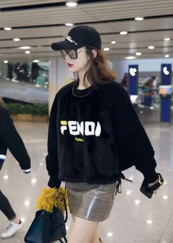 戚薇 机场街拍二