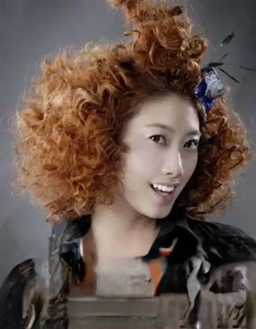 烟花烫发型图片(四):露出额头发际线,避免因发型使脸变得更