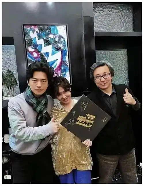 49岁李健高调秀恩爱,与妻子孟小蓓首次高清正脸曝光,笑容灿烂_生活