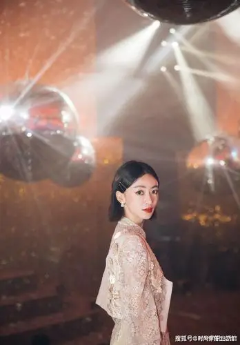 吴谨言出席迪奥红毯,身穿一袭香槟色薄纱裙,尽显"小女人"格调_礼服