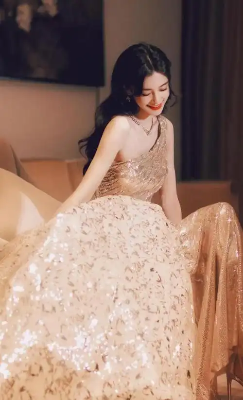 angelababy金色礼服长裙造型,犹如油画里走出来的|杨颖_网易订阅