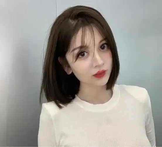 (大圆脸适合的短发发型图片 减龄) - 冷求网