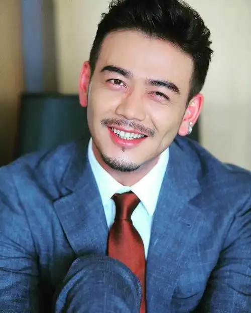 男明星留胡子有多帅,胡歌气势十足,王嘉尔简直是换了一个人!