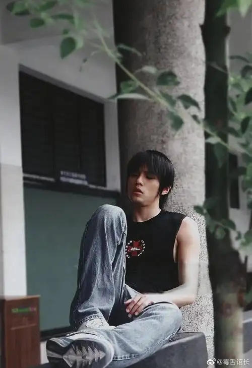 谁能拒绝周杰伦年轻的时候奶奶的叫姐姐,青涩的大男孩!