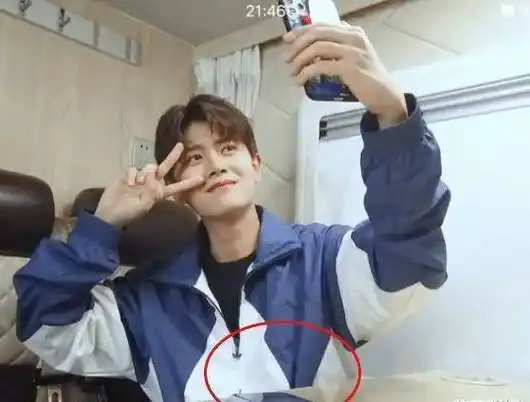 任嘉伦"私人手机"突然亮起,发现后立马按灭屏幕,还好我截屏速度快