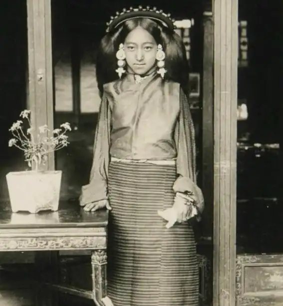 老照片:西藏贵族女人,独特的高原之美,美艳锡金王后楚楚动人
