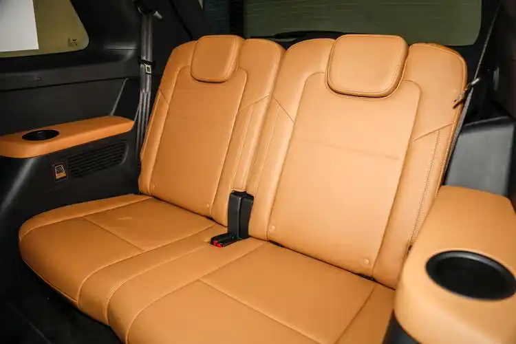 理想one后备厢空间表现还算不错,放倒后排座椅后,能够进一步扩展空间