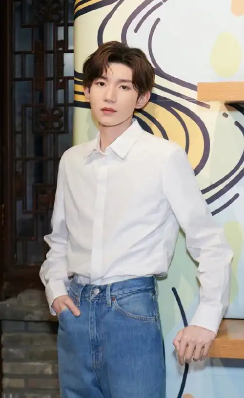 王源白衬衫素颜照