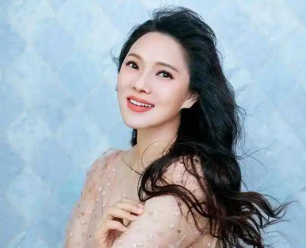 论50岁女明星的冻龄气质,许晴只能排第三,第一再婚后辣妈变少女_时尚