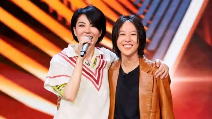 窦靖童罕见与奶奶同框,豪宅内景曝光惹争议,王菲疑为前夫母亲养老