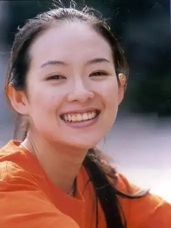 17岁章子怡大学旧照曝光!这样的清纯玉女,你能抵挡她的撩人魅力吗?