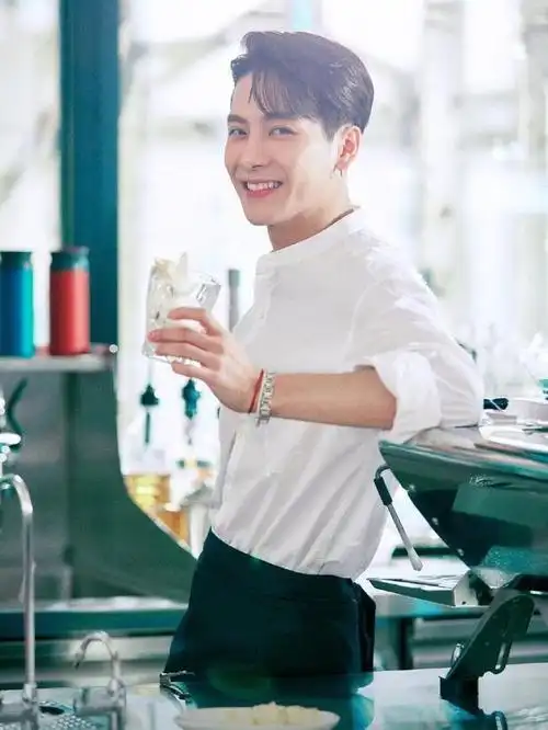 26岁的王嘉尔不愧是行走的衣架子,私服偏爱潮流个性,神仙衣品