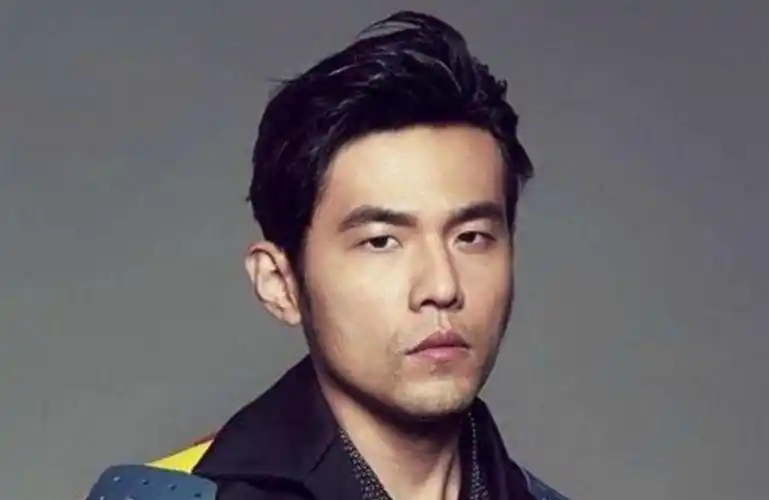 周杰伦晒自拍照满脸胡子未刮背景无意透露家庭状况