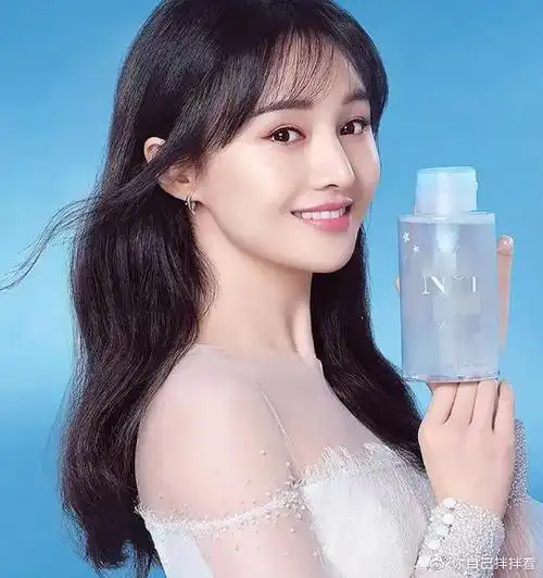 郑爽颜值重回巅峰!拍广告吊带比头发丝还细,真怕不小心给崩断了