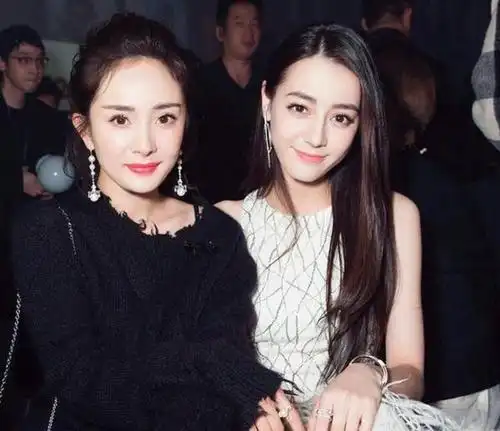 迪丽热巴每年准点为杨幂庆生配图合照居然用抠图