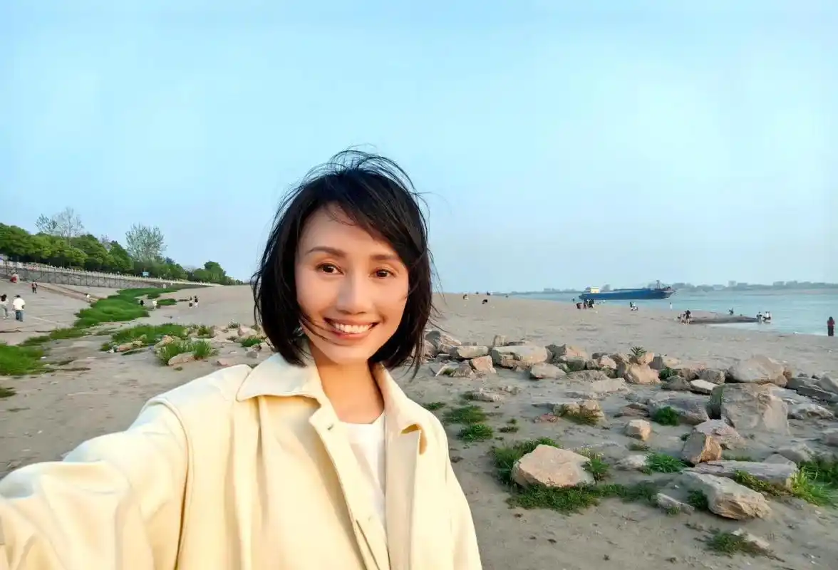 袁泉在荆州的一组生活照. 最是生活动人心