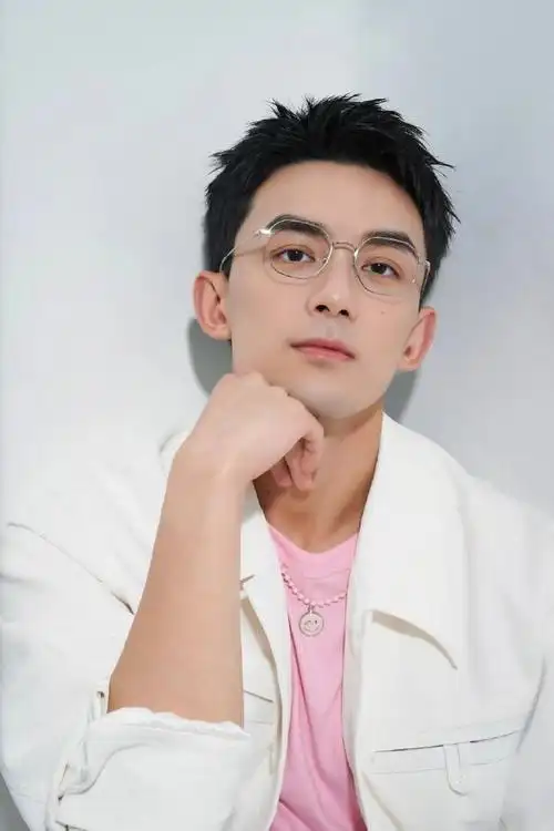 吴磊戴眼镜##吴磊最新直播状态##派丽蒙品牌代言人吴磊