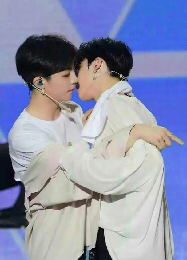 百分九震惊的一幕:陈立农与朱正廷接吻,而蔡徐坤竟然和他热吻!