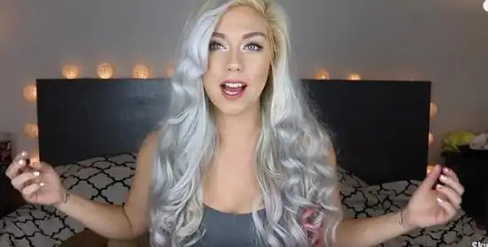 求图英国混血女,银卷发,异色瞳一深蓝一浅蓝