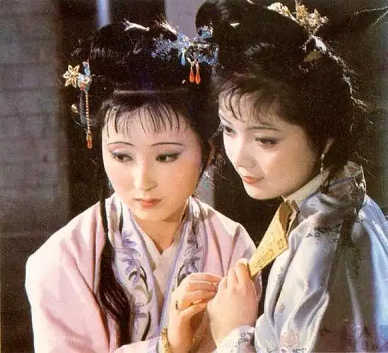 在经典电视剧《红楼梦》中,薛宝钗和林黛玉都是集美貌与才华于一身的