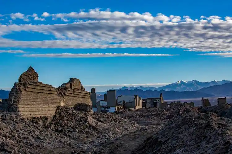 阿尔金山脚下废弃的石油小镇,高大的坍塌墙体显示这里曾经是个大礼堂.