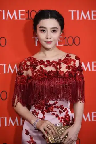 范冰冰花朵刺绣礼服亮相时代周刊年度百人晚宴