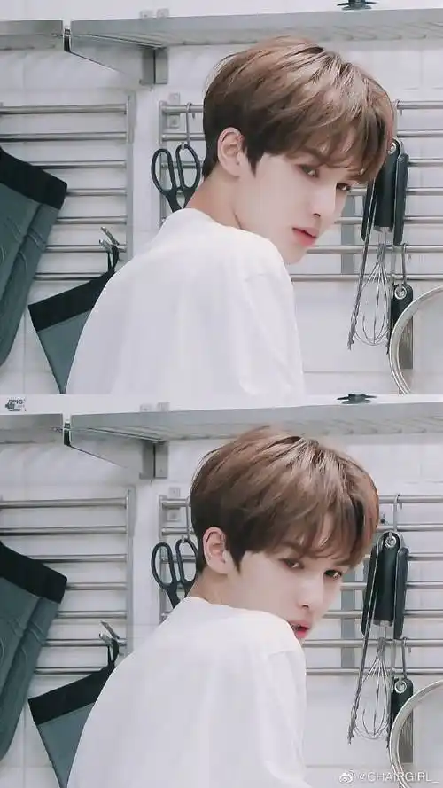 朱正廷#今年夏天去看海吧,让海风传递温柔的欢喜,所有的可爱跑出来晒