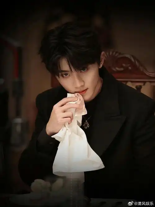 马嘉祺眼神好狠