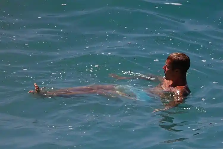 justin bieber在加利福尼亚的拉古纳海滩游泳.