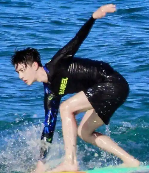 王一博海上冲浪帅气,秒变阳光少年,谁注意他的身材?
