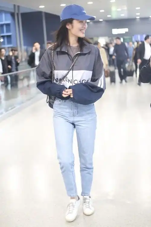 杨采钰戴墨镜酷似刘亦菲私下穿牛仔裤配棉服走机场随性又自然