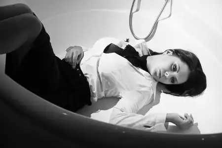 死女人身穿黑色西装在壁橱里图片