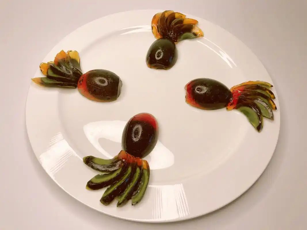 年夜饭菜谱,创意菜"年年有鱼" 这是一道创意菜,用皮蛋做岀鱼的造型,年