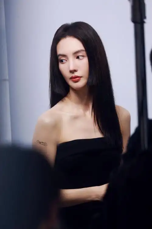 金晨今日活动生图状态##金晨公主切黑色抹胸裙生图