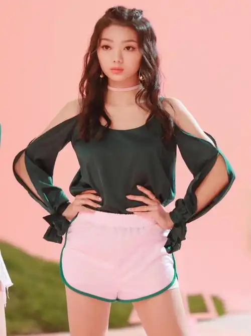 火箭少女个人高清特写,造型土气神似公司年会