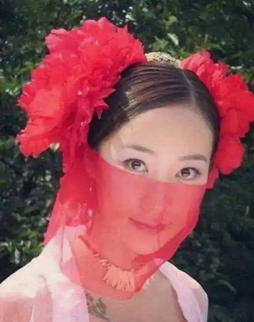 韩雪颜值本就杠杠滴,诠释的狗妖相思,妩媚动人,电视剧播出的时候,更